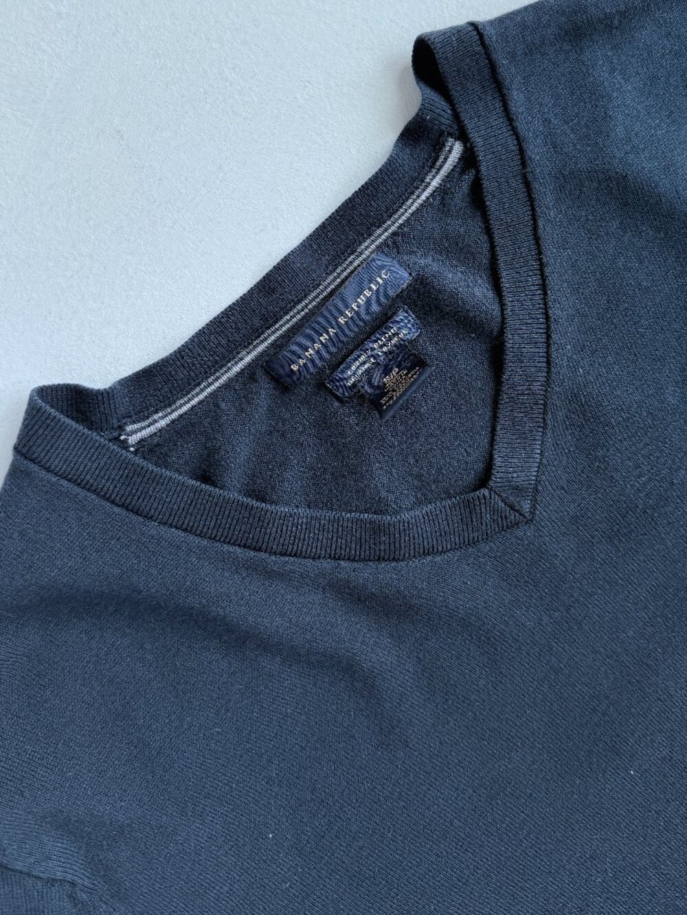 Banana Republic Luxury Blend Silk-Cotton-Cashmere V-Neck Sweater in Navy S/P